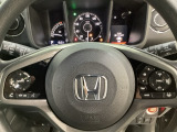 ハンドルにHondaセンシング系のクルーズコントロールやレーンキープアシストなどのスイッチと、オーディオの操作スイッチが装備されています。ハンドルから手を離さず安全に操作できます。