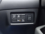 車線逸脱警報システムなどの安全装備も充実。バック時の障害物を検知し知らせるコーナーセンサーや、リアゲートの開閉スイッチがあります。