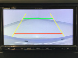 【バックカメラ】運転が苦手な方も車庫入れラクラクです!ギアをリバースに入れれば自動的に切り換わりますので、面倒な操作は不要です♪狭い駐車場もお車を傷つけず安心ですね!