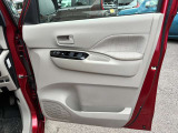 乗り降りで多く使用する助手席ドアですが、目立った傷や汚れもなく綺麗です!