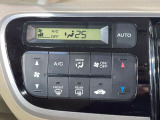 【オートエアコン】一度お好みの温度に設定すれば、車内の温度を検知し風量や温度を自動で調整。暑い&hellip;寒い&hellip;と何度もスイッチ操作をする必要はありません。快適な車内空間には必須の機能ですね♪
