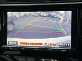 【バックカメラ】駐車時に後方がリアルタイム映像で確認できます。大型商業施設や立体駐車場での駐車時や、夜間のバック時に大活躍!運転スキルに関わらず、今や必須となった装備のひとつです!