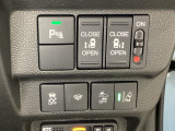 両側電動スライドドアは運転席から操作ができるよう、操作スイッチが付いています。Hondaセンシング用のVSA(ABS+TCS+横滑り抑制)解除とレーンキープアシストシステムなどのスイッチがあります。