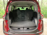 ラゲッジルームは、大容量のスペースを確保。普段のお買い物からレジャーまで、幅広く活躍してくれます!また、リアシートを倒すことでバリエーション豊かにお使いいただけます。