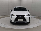スピンドルグリルはブロックメッシュ形状とし、角度によって表情を変えるUX独自のデザインを採用し、力強さを表現しています。