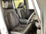 【前席】充分な広さを確保した、快適な前席!インテリアカラーも落ち着いたお色です♪センターアームレストも付いて、リラックスした姿勢で運転していただけます♪