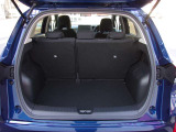リヤシートを倒すとラゲッジスペースが広がります。