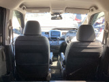 運転席からの見上げ角度が広がり、爽快な前方視界を実現しています。また、フロントの左右に設置した三角窓、形状を細くしたフロントピラーなどにより、斜め前方の視界も良好です。
