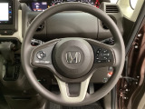 ハンドルにHondaセンシング系のクルーズコントロールやレーンキープアシストなどのスイッチと、オーディオの操作スイッチが装備されています。ハンドルから手を離さず安全に操作できます。