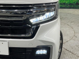 【LEDヘッドライト】悪天候や夜間走行時も良好な視界を確保し安心して運転できる高輝度LEDヘッドライトを装備!点灯速度が早く、消費電力も抑えられています。