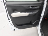 ドアポケットにはペットボトルが入るよう工夫されております。