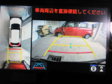 車両を上から見たような映像をディスプレイオーディオ画面に表示するパノラミックビューモニター