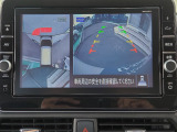 バックカメラは全方位カメラを装備しています。ガイドラインも表示され、より安心です。