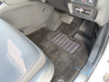 【フロントのフロアマット】前席は純正フロアマット付きです。大きな汚れもなく、使用感も少なめで綺麗な状態です。