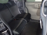 リアシートは足元も広々していて足を組めるほど余裕があります!又背もたれを左右別々に倒せるので長い物でも積めます。