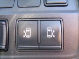 両側とも電動オートスライドドアです。運転席からも操作できて便利です。