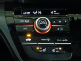 オートエアコンタイプなので細かい操作なしで快適温度に調整してくれます。シートヒーター付きで、冷えた車内でもスイッチを押せば数秒でシートがあたたかくなります。
