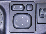 電動格納式ドアミラーを装備しております。