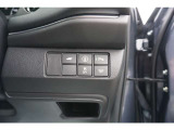 パーキングセンサーシステムや衝突軽減ブレーキ等のスイッチ類は、運転席の右側にあります。