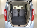 リアシートを倒すと、ラゲッジスペースを広くお使いいただけます!
