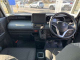 シンプルながら機能性溢れる運転席廻りです。視界性もよく、運転しやすいですよ。