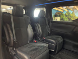 後部座席も気になるようなキズ・汚れやへたり等、大きなダメージはなく、良好な状態です。