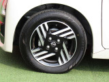 純正14インチアルミ付きです。お手入れのしやすいデザイン