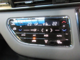 オートエアコンは左右席で独立温度コントロールが可能です。運転席はキンキンに冷やして助手席はマイルドにと言った設定が可能です☆暑さ寒さでケンカすることもなくなりますね♪