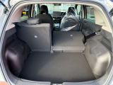 後部座席は分割で折りたたみ可能です。