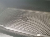 【ワイヤレスデバイスチャージング】置くだけでスマートフォンを充電することが出来ます。インテリアに溶け込んでおり、ラグジュアリーな雰囲気を損なうことはありません。