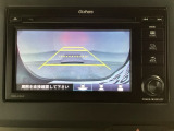 ギヤをR(バック)に入れるとディスプレイオーディオの画面に後ろの映像が映るリアカメラ付です。後退時、コンディションが悪い視界でもカラーバックモニターがドライバーをサポートします。