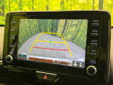 【バックカメラ】駐車時に後方がリアルタイム映像で確認できます。大型商業施設や立体駐車場での駐車時や、夜間のバック時に大活躍!運転スキルに関わらず、今や必須となった装備のひとつです!