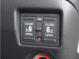 【両側電動スライドドア】ボタンを押すだけで両側のスライドドアの開閉が可能。もちろんキーからの操作も可能。お子様を抱いている時・両手いっぱいの荷物を持ってる時など非常に役立ちます。