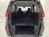 リア席を倒せば広々とした空間の出来上がり!床が低くフラットになり、天井までの高さがありますので積載が便利です。