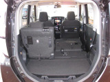 荷室は後席シートが分割可倒なので用途に応じて荷室を可変できます!