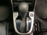CVT車のセレクトレバーです。低速から高速まで、変速ショックのないスムーズな走りを実現するとともに、エンジン効率のよい領域を維持することで燃費にも貢献します。