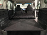 リア席を倒せば広々とした空間の出来上がり!床が低くフラットになり、天井までの高さがありますので積載が便利です。