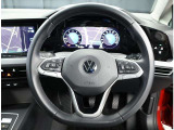 ステアリングホイール【フォルクスワーゲンマークが輝く、握りやすい3本スポークのステアリング】