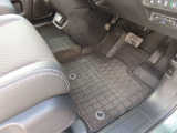 【フロントのフロアマット】前席は純正フロアマット付きです。大きな汚れもなく、使用感も少なめで綺麗な状態です。