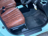 運転席側もご覧の状態です!!足元の空間も十分にあります。