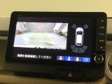 リバースギアに入れるだけで後方の表示へ切り替わります。夜間や雨の日の駐車も楽になりますよ。