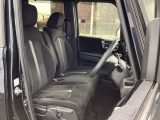 フロントシートはベンチシートです。ベンチシ―トは運転席と助手席の移動もスムーズ!狭い駐車場での乗り降りに便利です。シートの間にコンソールボックスやドリンクホルダーがないため、車内空間も広く感じます
