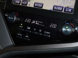 左右独立で温度コントロールができるオートエアコンを装備しています。