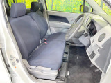 運転席まわりには十分なスペースがあり、大柄な方でもゆったり運転していただける環境です。