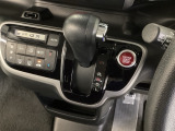 自然に手が届き、操作性の良いインパネシフトに、パーキングブレーキは、フットブレーキタイプなので、運転席と助手席の間はすっきりしています。