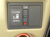 左側電動スライドドアは運転席からでも操作ができるように、ハンドル付近に開閉の操作スイッチが付いています。