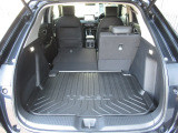 リア席を倒せば、大きな荷物も簡単に積み込めます。