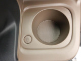 カップホルダーは運転席や助手席からちょうど手の届く位置です!!