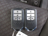 スマートキー付!キーを取り出さなくてもドアロックの施錠・開錠、エンジンの始動が出来ます!雨の日や荷物の多い日にとても便利ですね♪