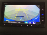 バックでの車庫入れも安心です! リアカメラが付いているバックモニター付のナビを装備しております。操作線もついており距離感も画面から確認できます。